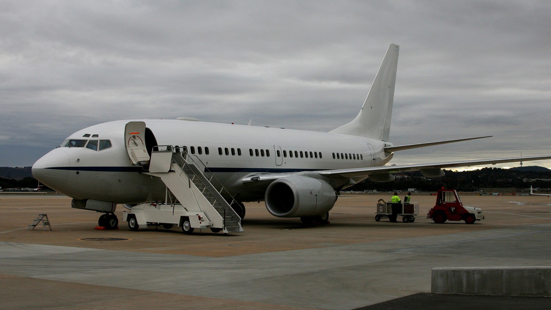 2002 Boeing 737-700 — photo 3