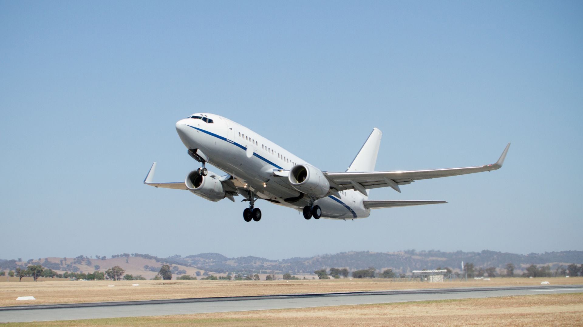 2002 Boeing 737-700 — photo 4