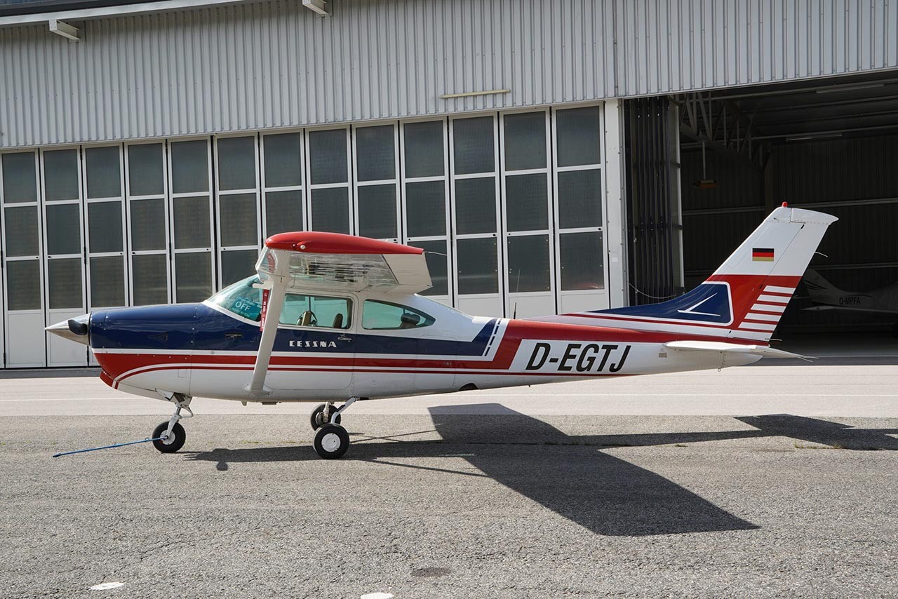 1980 Cessna 182R — photo 1