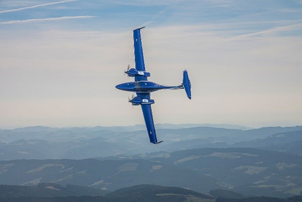 2027 Diamond TwinStar DA42 — photo 3