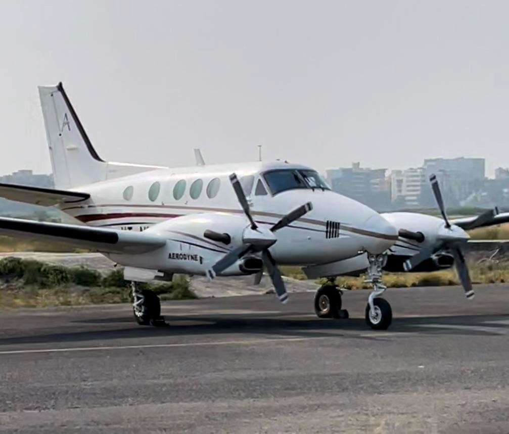 1995 Beech King Air C90B — photo 2