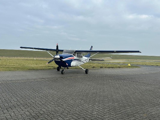 2011 Cessna 182T — photo 2