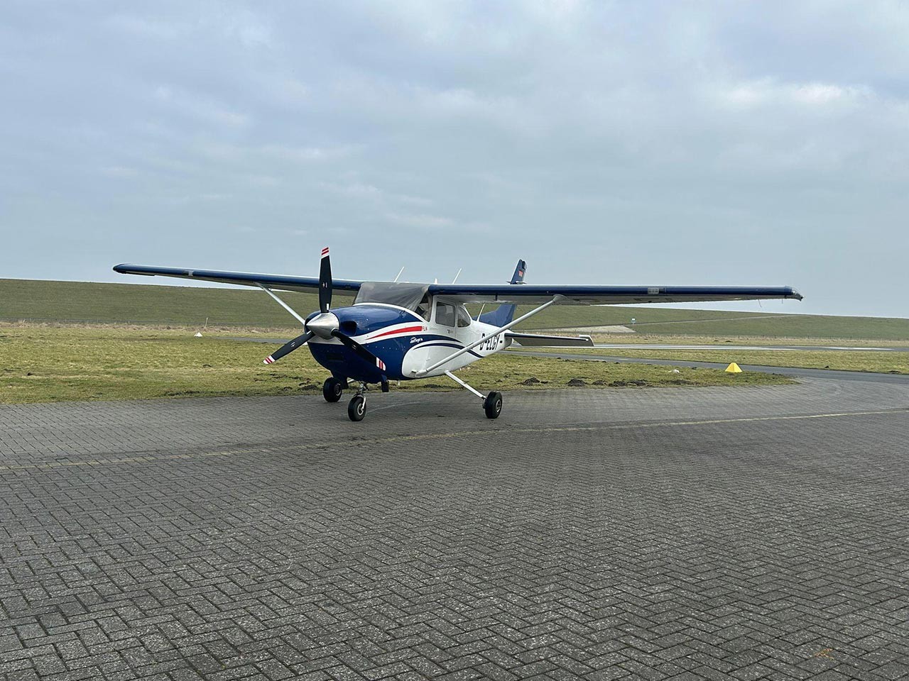 2011 Cessna 182T — photo 2