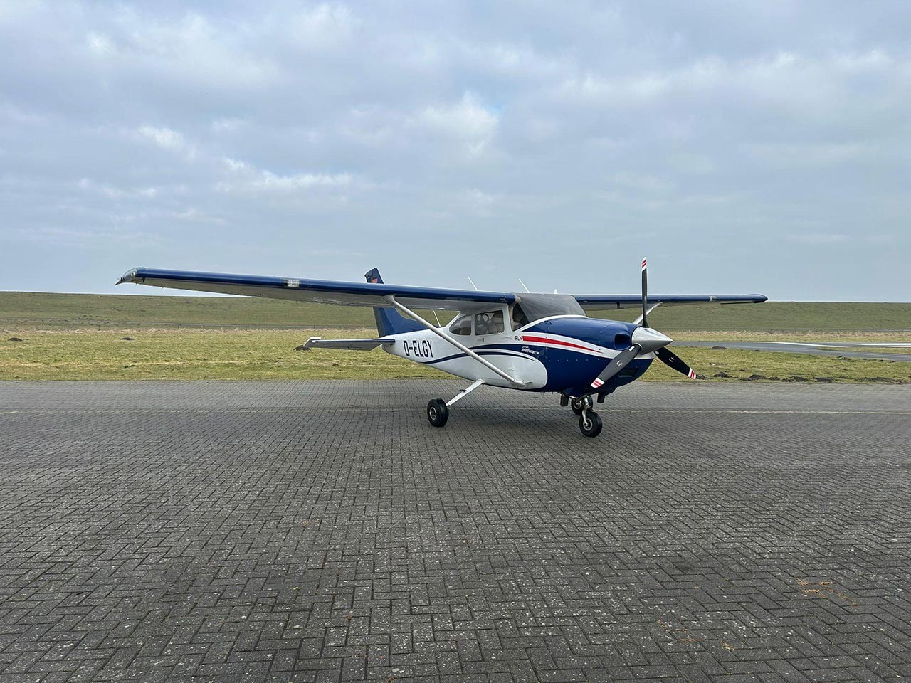 2011 Cessna 182T — photo 4
