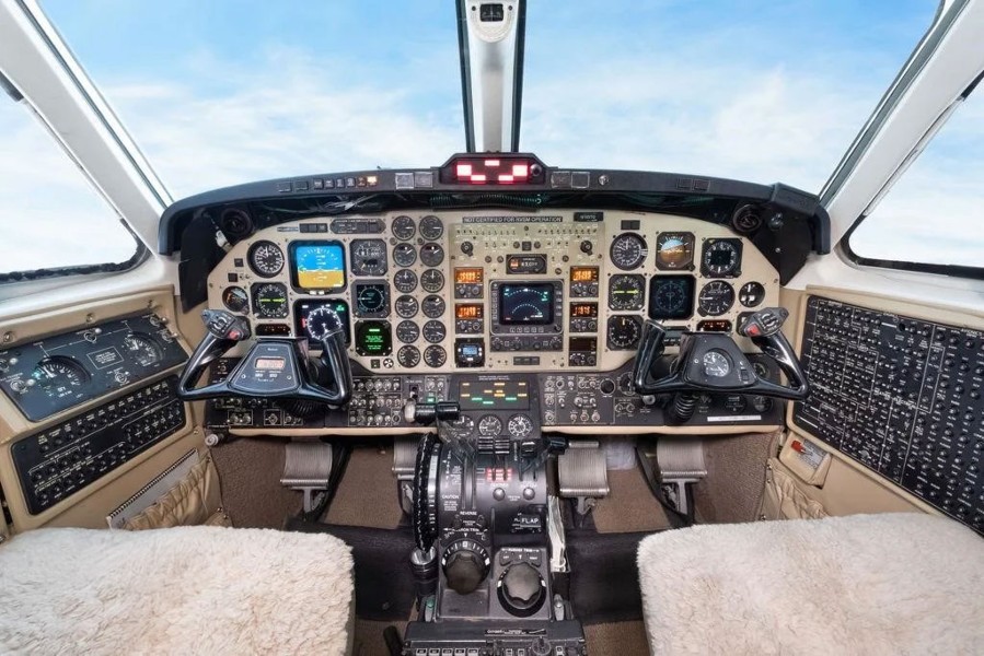 1997 Beechcraft Beech King Air 350, photo 16