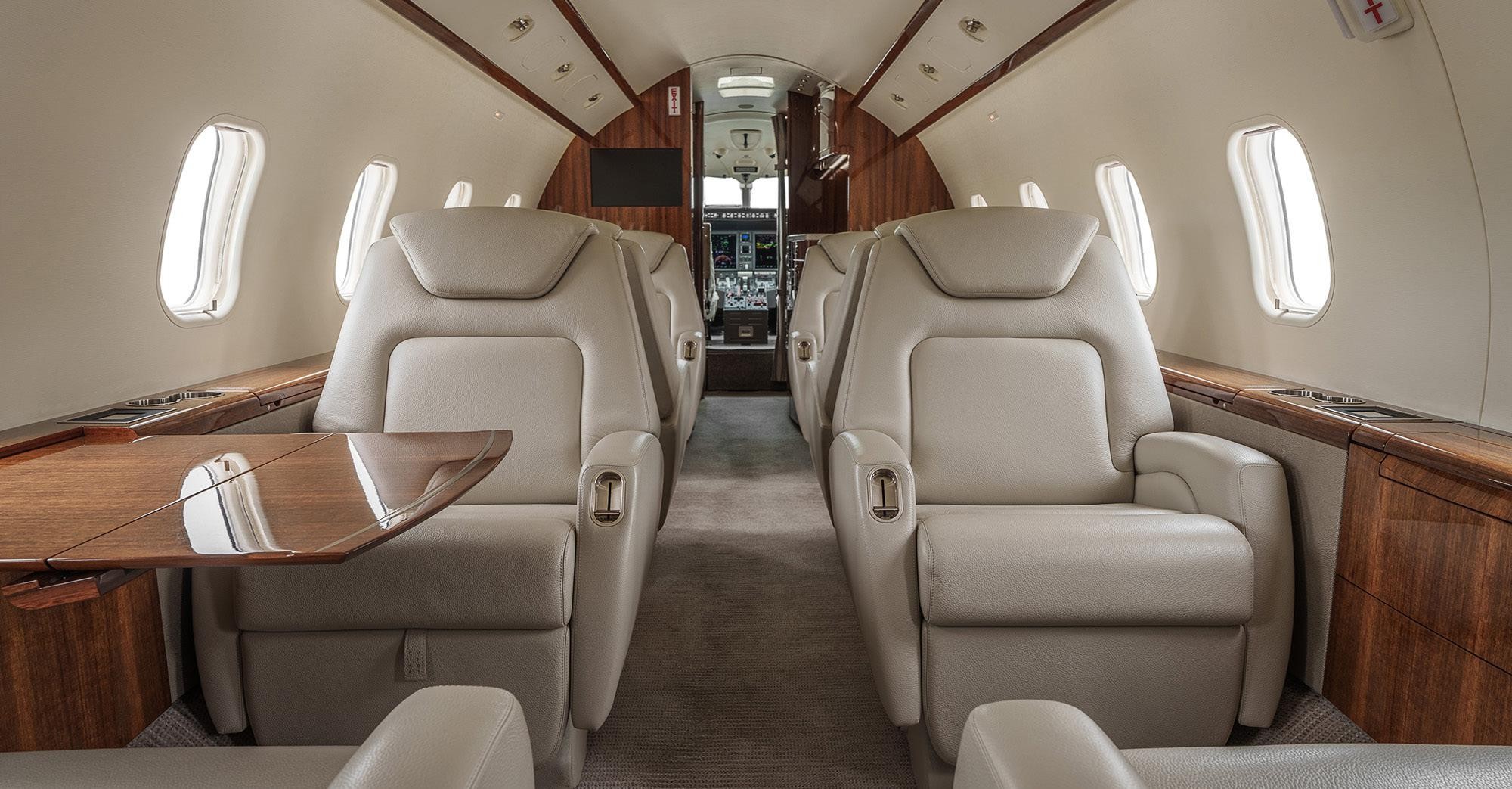 2008 Bombardier Challenger 300 — photo 3