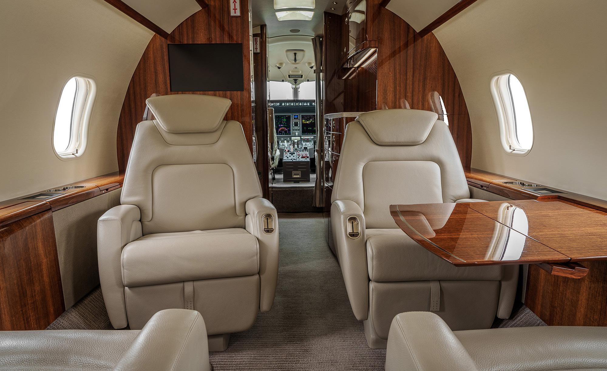 2008 Bombardier Challenger 300 — photo 4