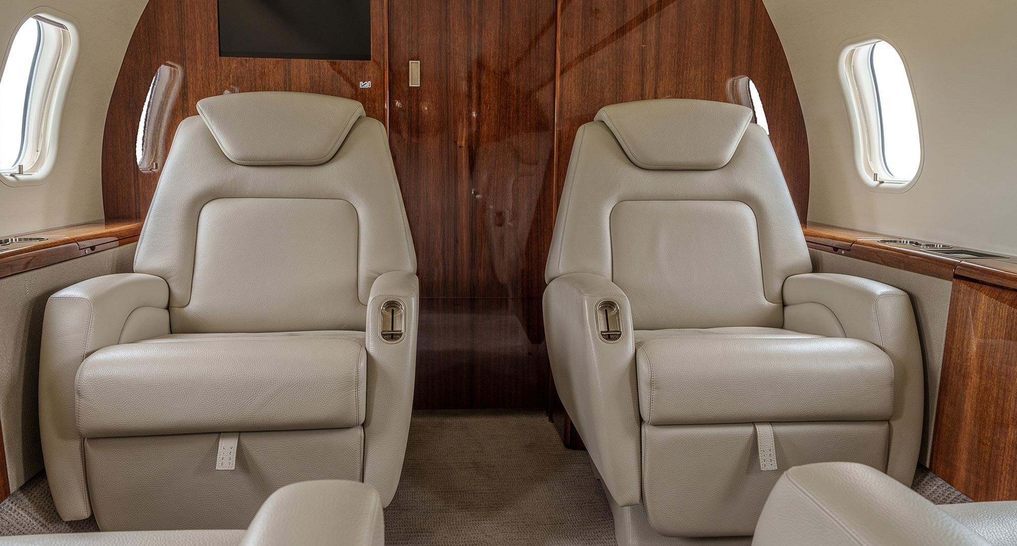 2008 Bombardier Challenger 300 — photo 5