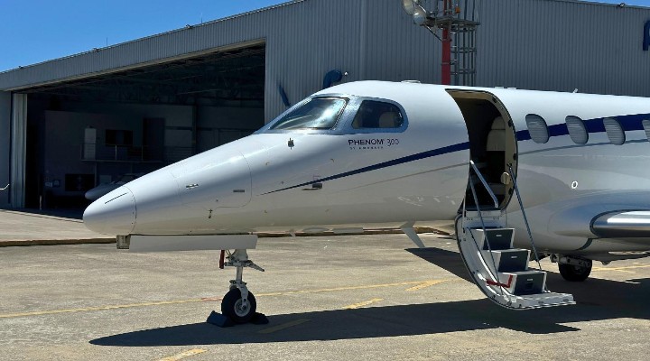 2011 Embraer Phenom 300 — photo 2