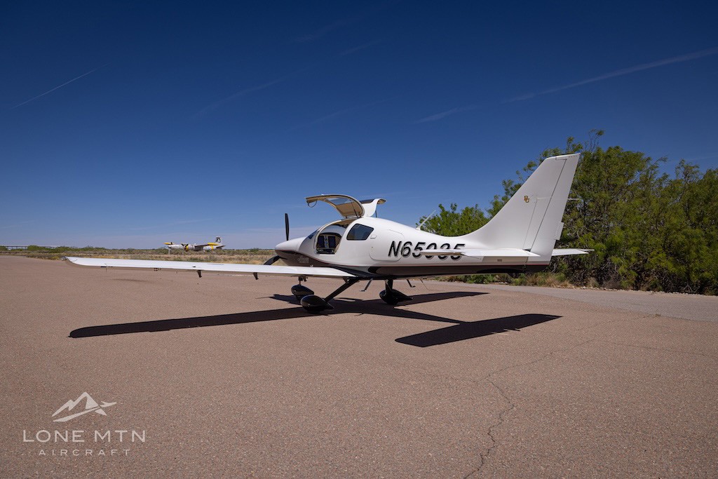 2004 Cessna / Columbia / Lancair 350 — photo 3