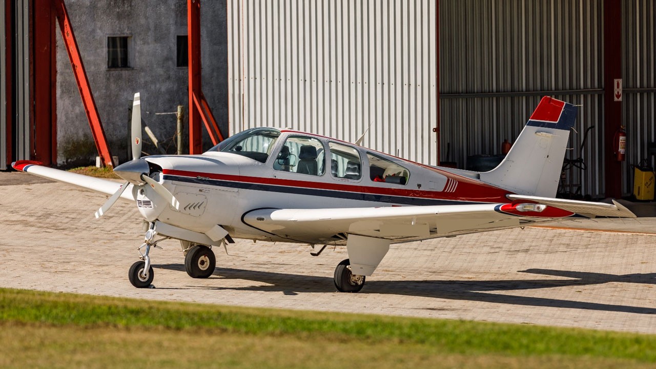 1990 Beech Bonanza F33A — photo 1