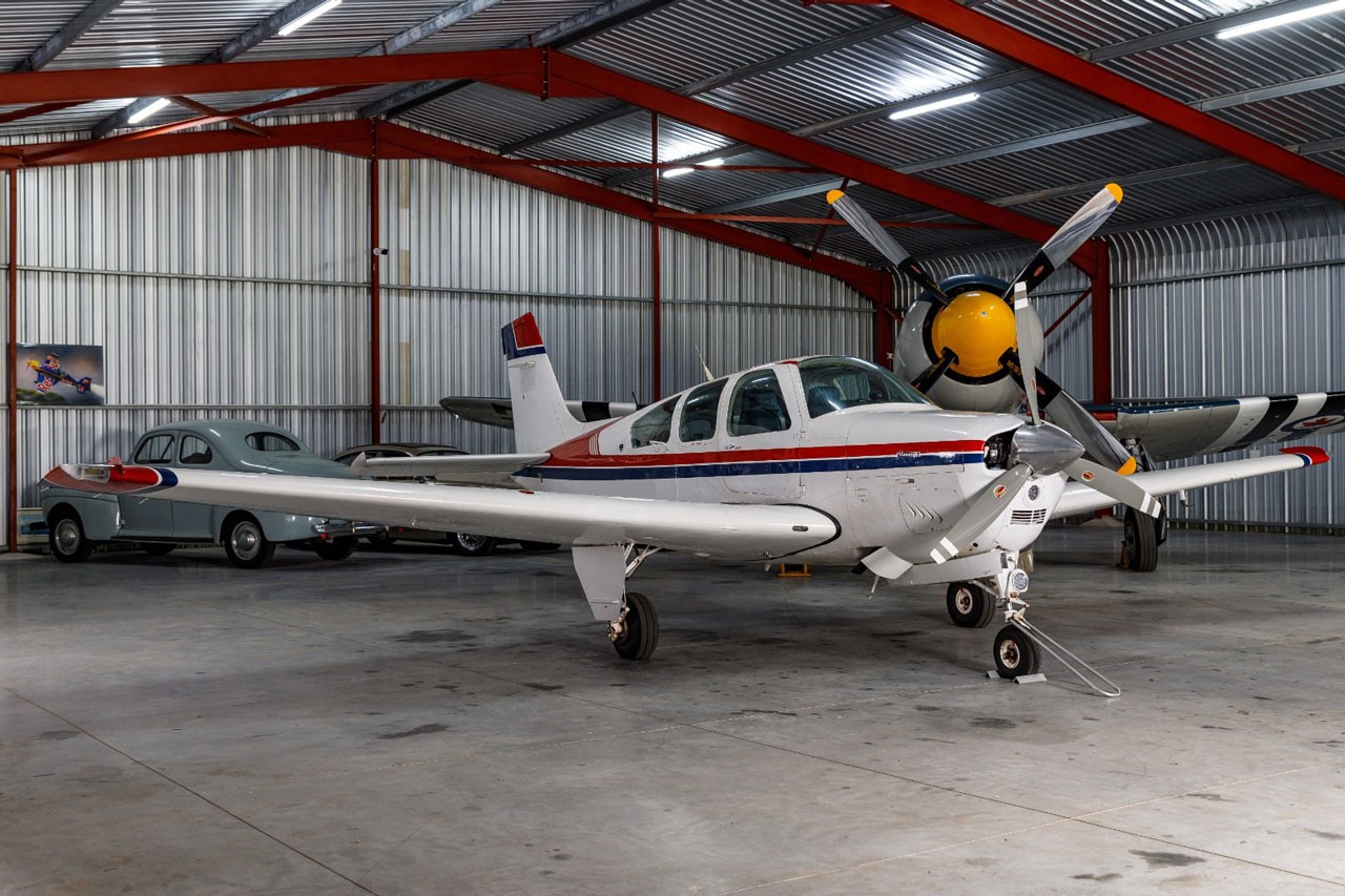 1990 Beech Bonanza F33A — photo 2