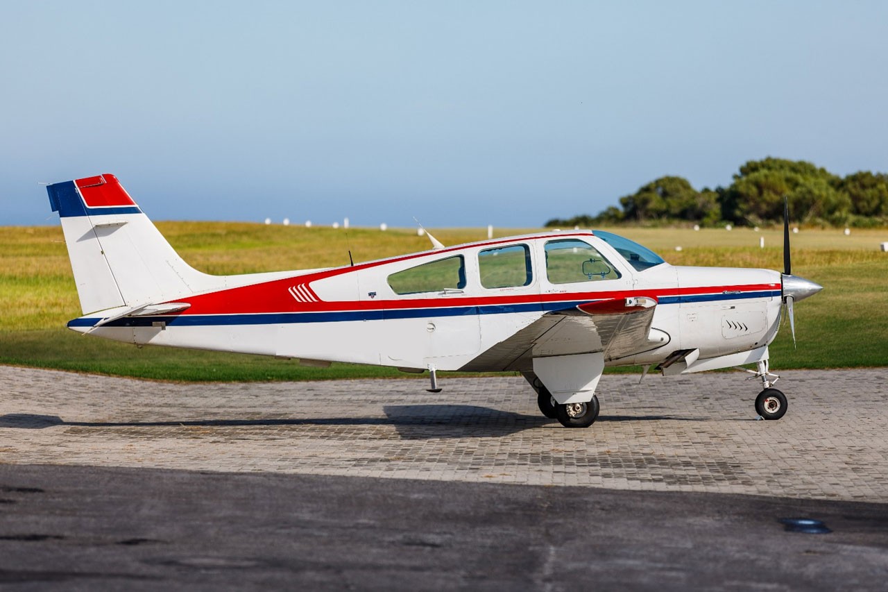 1990 Beech Bonanza F33A — photo 3