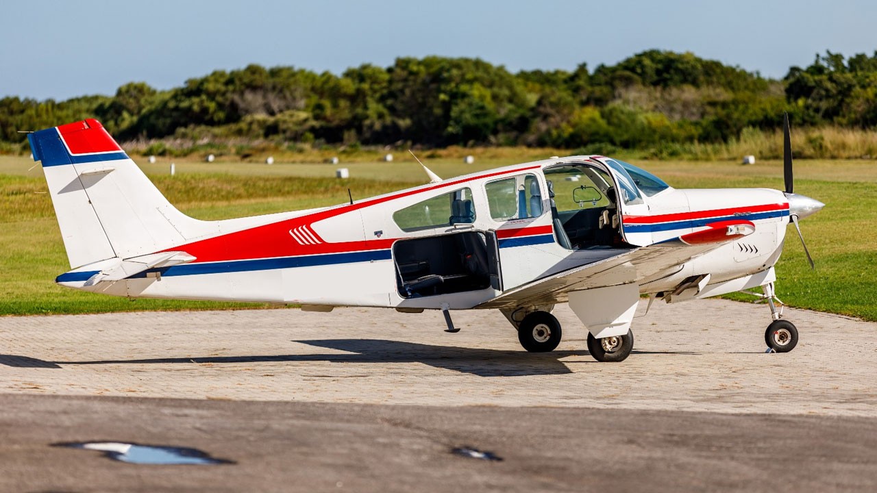 1990 Beech Bonanza F33A — photo 4