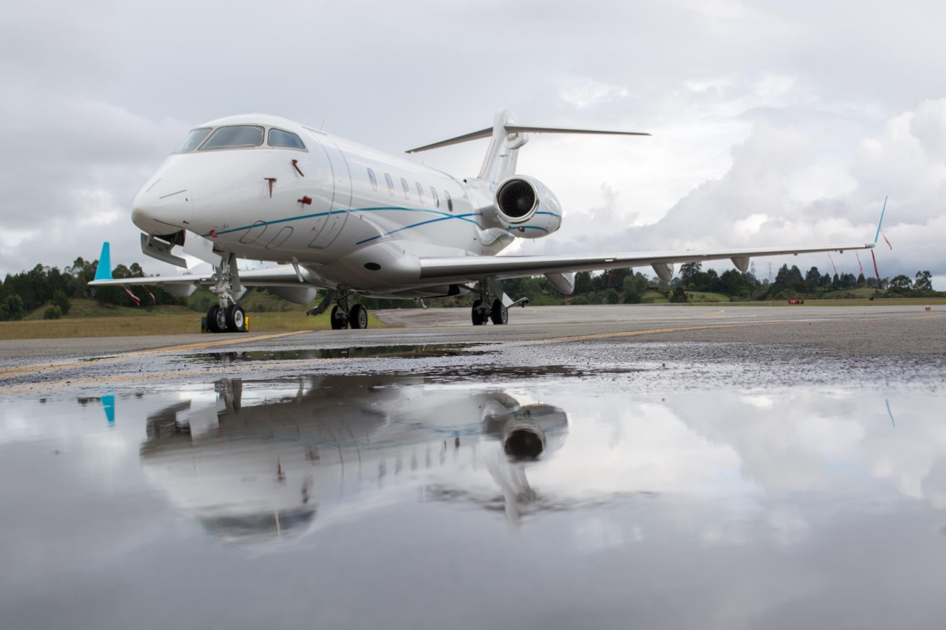 2012 Bombardier Challenger 300 — photo 2