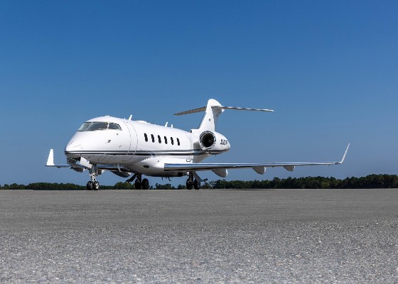 2011 Bombardier Challenger 300 — photo 2