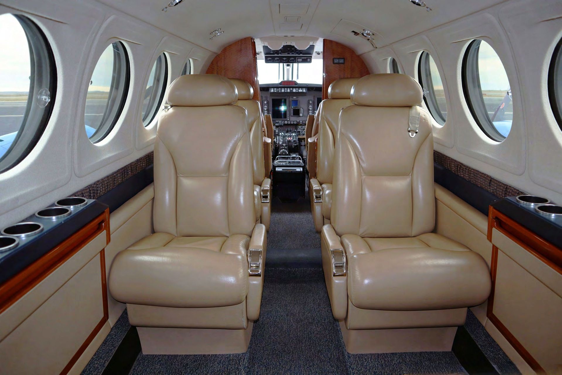 2010 Beech King Air B200 — photo 4