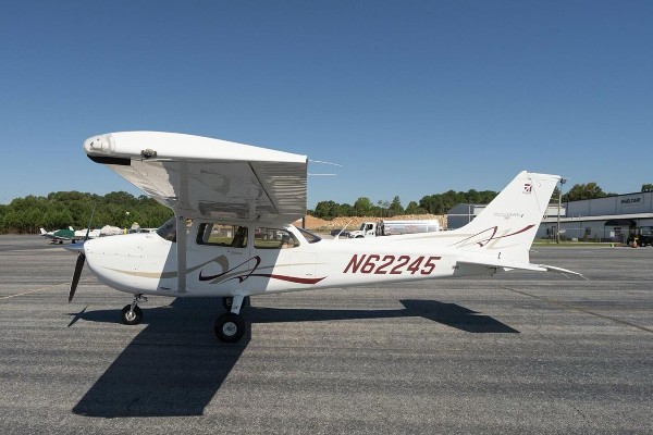 2008 Cessna 172S — photo 1