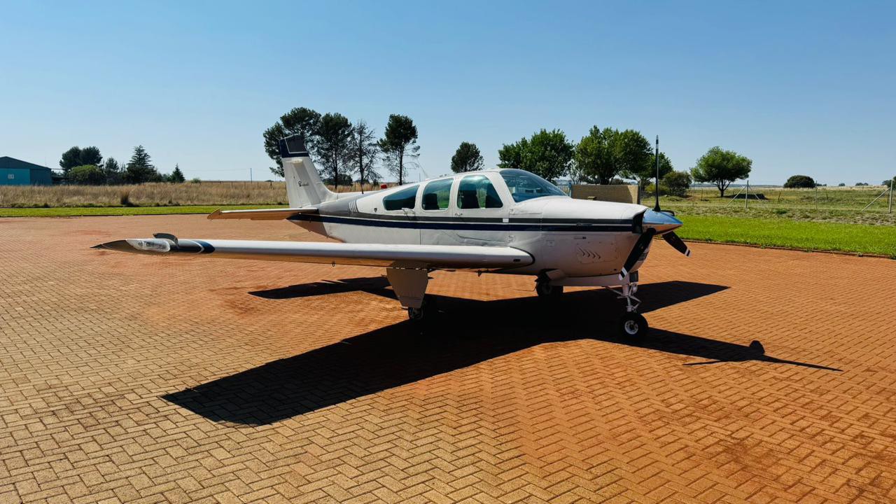 1989 Beech Bonanza F33A — photo 2