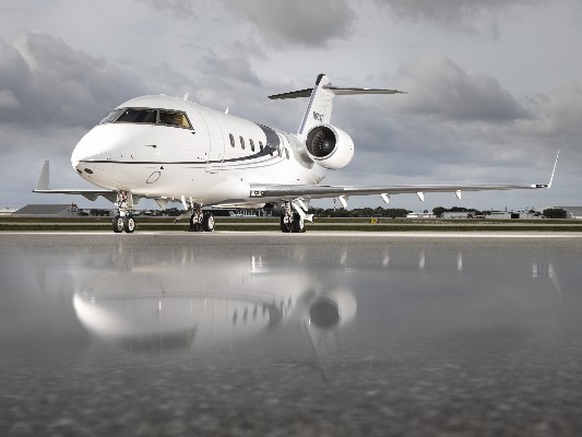 2001 Bombardier Challenger 604 — photo 2