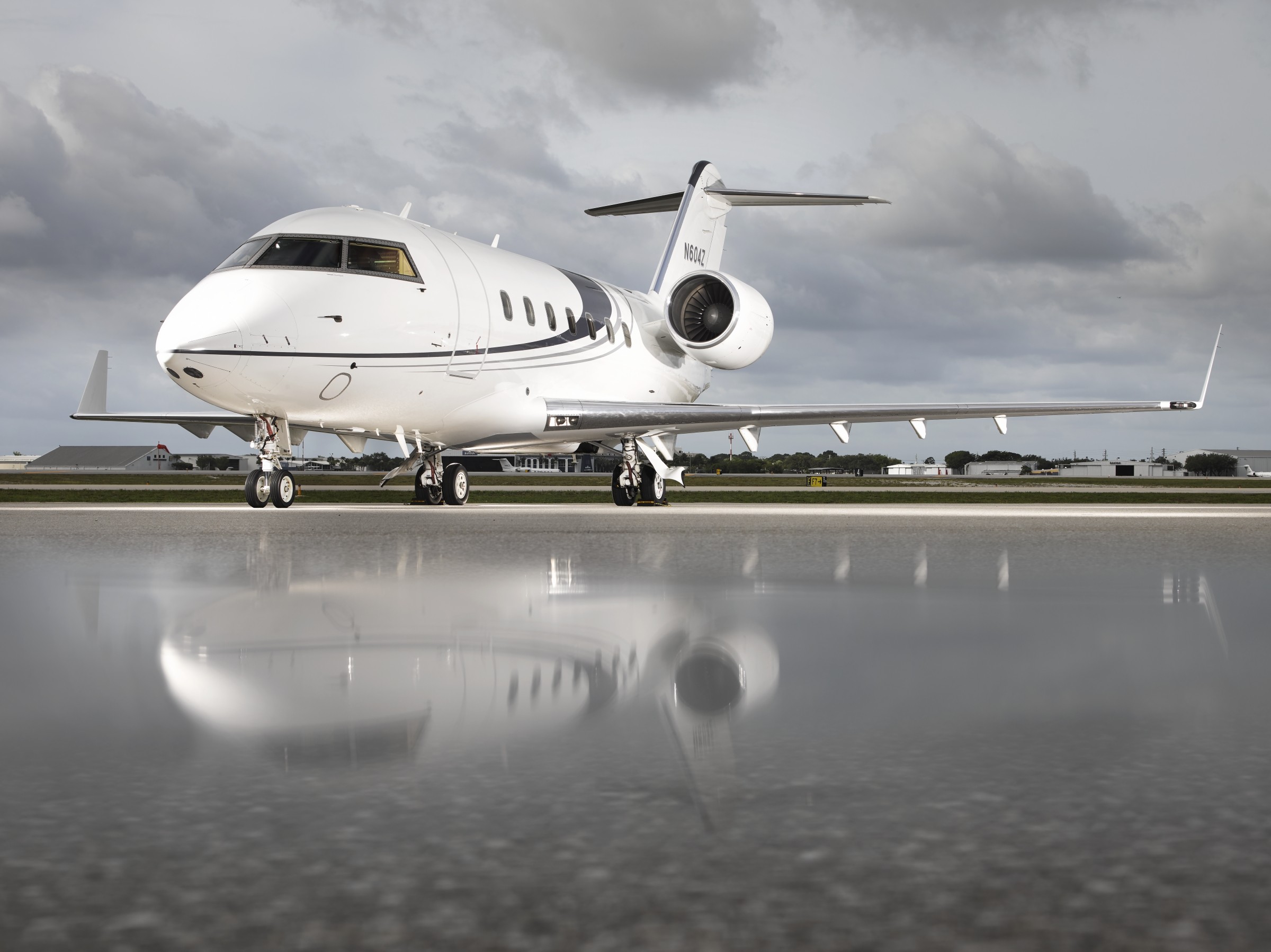 2001 Bombardier Challenger 604 — photo 2