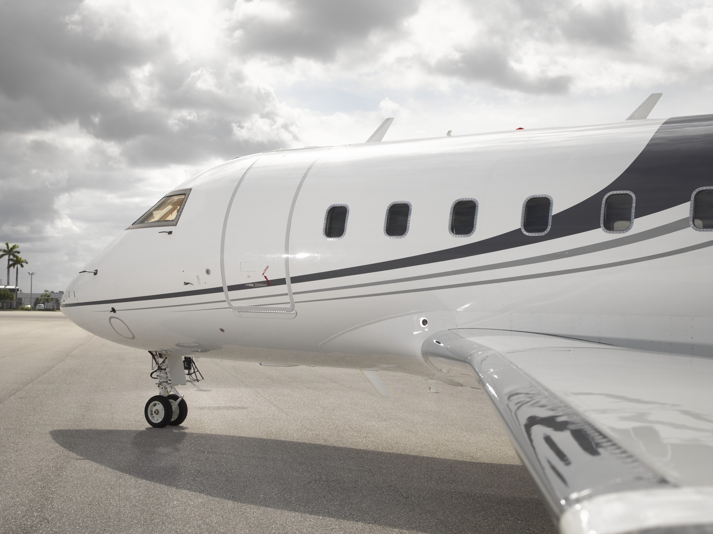 2001 Bombardier Challenger 604 — photo 4