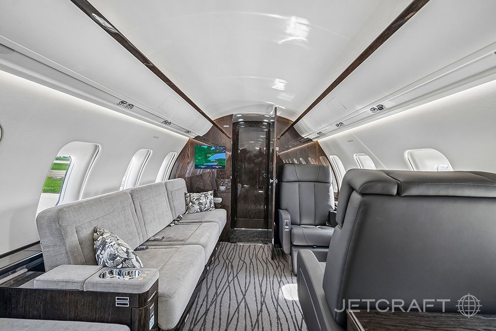 2011 Bombardier Challenger 605 — photo 2