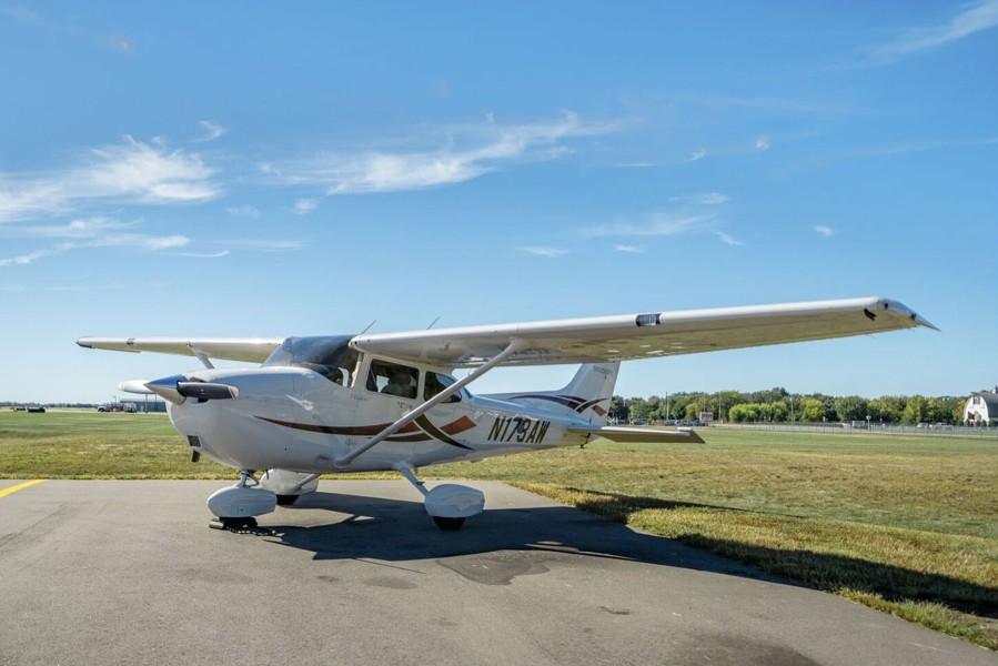 2022 Cessna 172S Skyhawk SP, photo 2