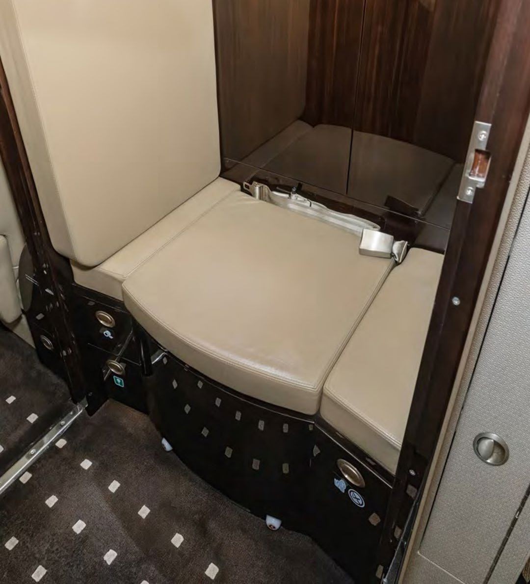 2010 Bombardier Challenger 300 — photo 5