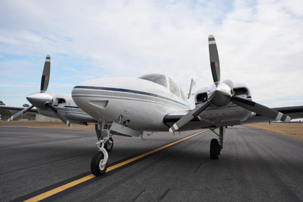 1981 Beech Baron E55 — photo 2