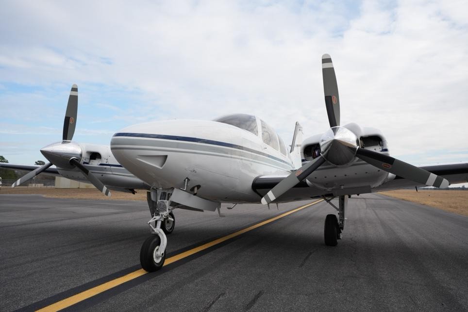 1981 Beech Baron E55 — photo 2