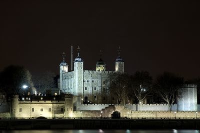 A picture of the Tower of London at night
