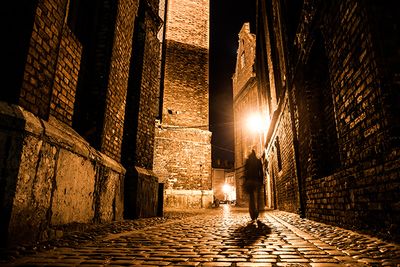 An image of a cobbled London street in the dark