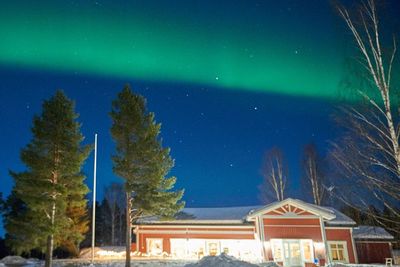 sorbyn lodge with the northern lights