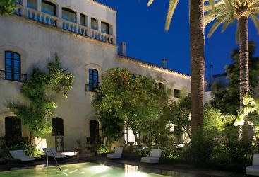 Palacio del Bailio at night, luxury hotel in Spain