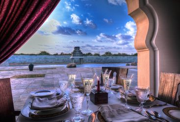 Restaurant_with_table