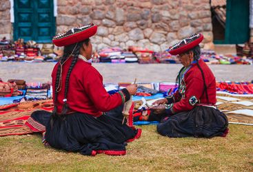 Peruvian women at market