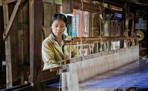 Weaving silk