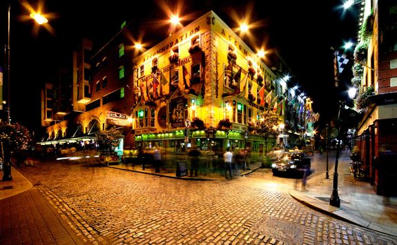 Temple Bar at night