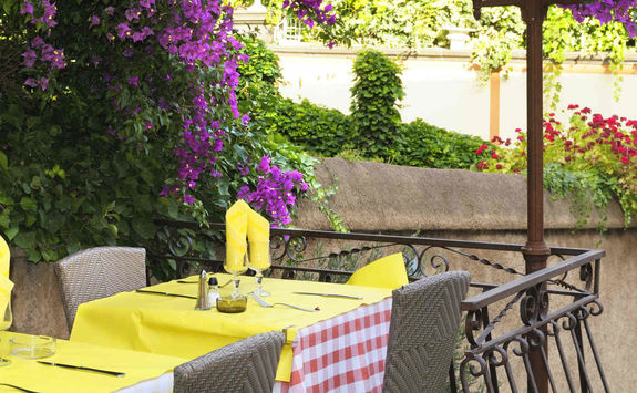 Outdoor restaurant