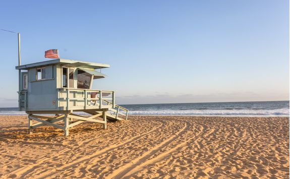 lifeguard cabin on santa monica beach