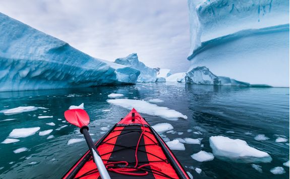 kayaking in antarctic between icebergs