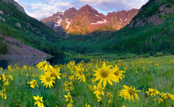 Maroon bells at sunrise