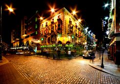 Temple Bar at night