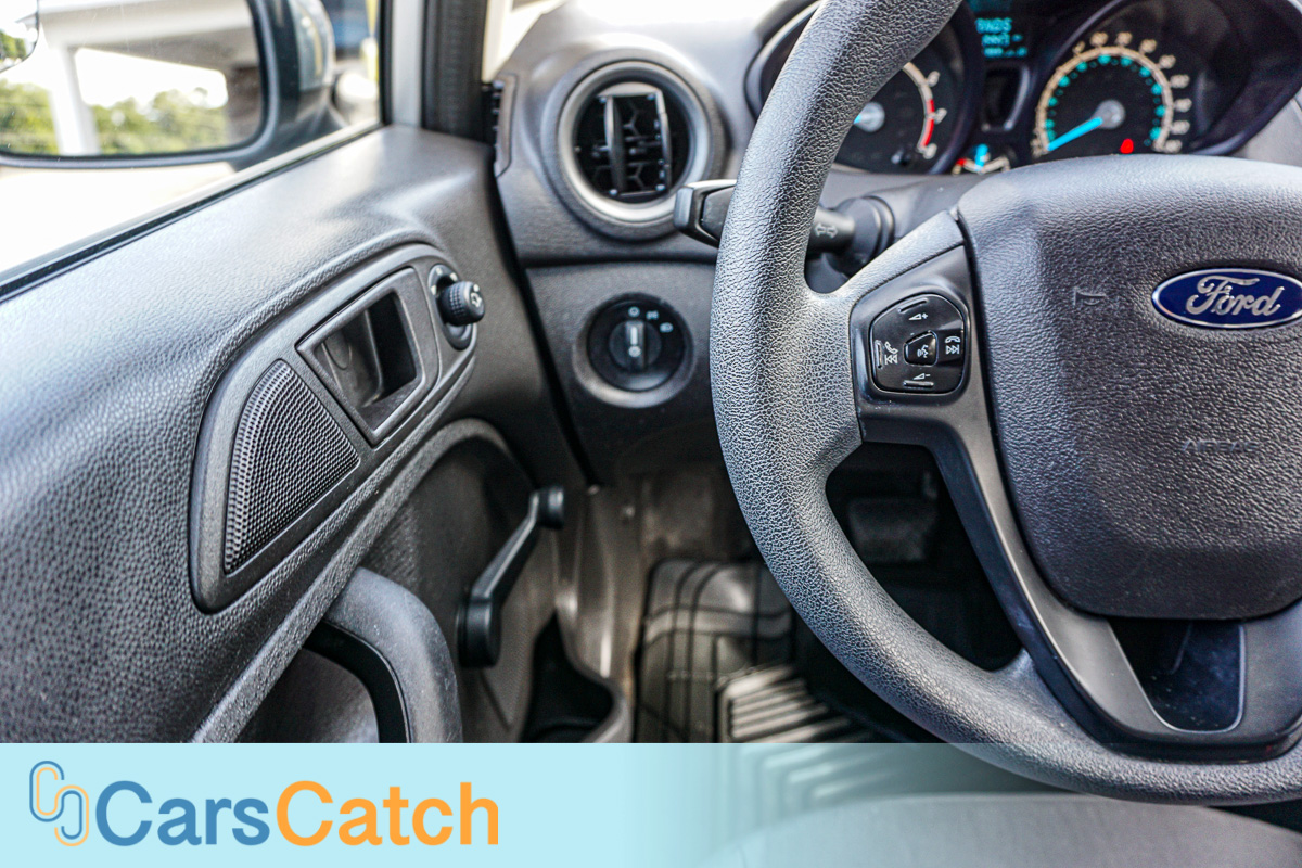 CARSCATCH - Used vehicle - Sedan FORD FIESTA 2014