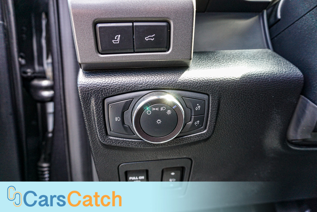 CARSCATCH - Used vehicle - SUV FORD EXPEDITION 2019