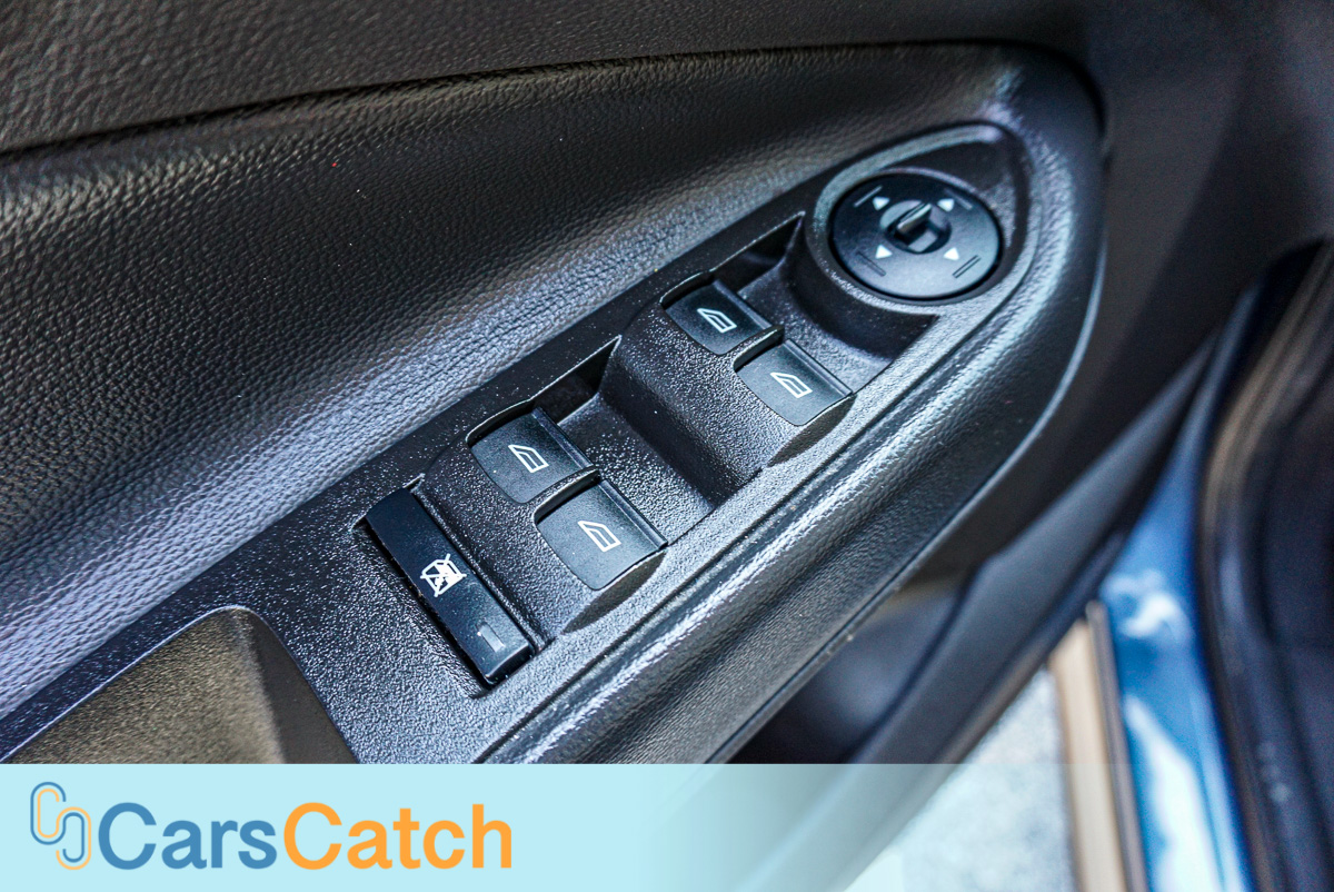 CARSCATCH - Used vehicle - SUV FORD ESCAPE 2018