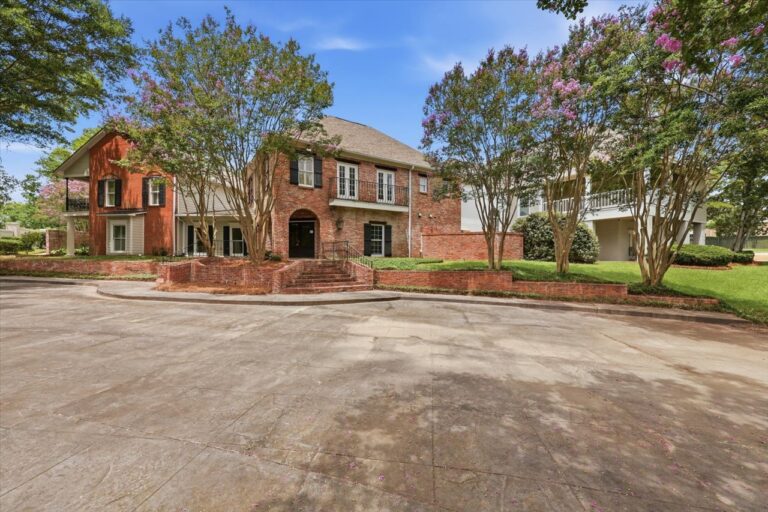 001-779 Avery Blvd N