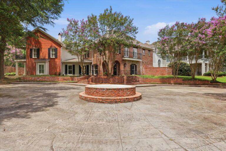 002-779 Avery Blvd N