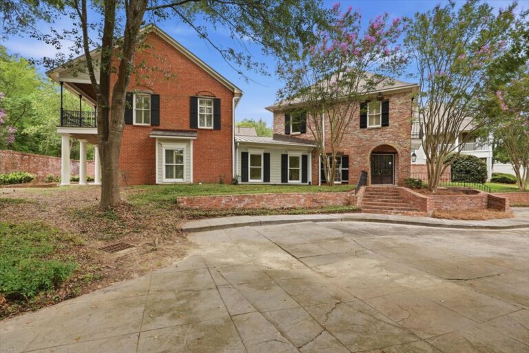 003-779 Avery Blvd N